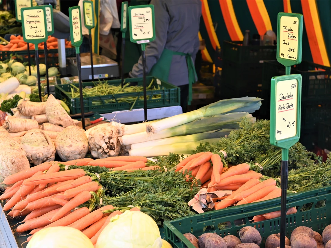 Gemüse.JPG Frisches Gemüse auf einem Marktstand: Karotten, Lauch, Sellerie und Rote Bete in einer einladenden Anordnung.Fresh vegetables on a market stall: carrots, leeks, celery and beet in an inviting arrangement.Verse groenten op een marktkraam: wortelen, prei, selderij en rode bieten in een uitnodigend arrangement.