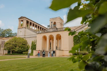 Belvedere Pfingstberg Eine kleine Gruppe steht vor dem Eingang beim Belvedere auf dem Pfingstberg