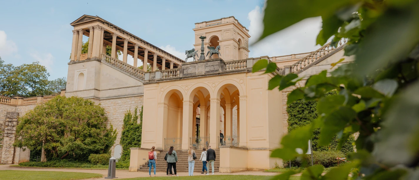 Belvedere Pfingstberg Eine kleine Gruppe steht vor dem Eingang beim Belvedere auf dem Pfingstberg