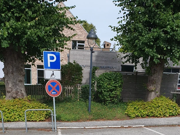 Der Parkplatz in Salem bietet einen speziell ausgewiesener Parkplatz für mobilitätseingeschränkte Personen, der einen komfortablen und barrierefreien Zugang ermöglicht. Dieser Bereich ist gut gekennzeichnet, um den Bedürfnissen dieser Besuchergruppe gerecht zu werden.