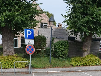 Parkplatz Salemer See Der Parkplatz in Salem bietet einen speziell ausgewiesener Parkplatz für mobilitätseingeschränkte Personen, der einen komfortablen und barrierefreien Zugang ermöglicht. Dieser Bereich ist gut gekennzeichnet, um den Bedürfnissen dieser Besuchergruppe gerecht zu werden.