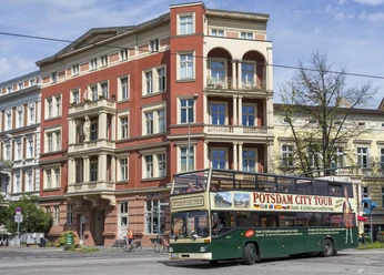 Stadtrundfahrt Alter Fritz Ein Bus der "Stadtrundfahrt Alter Fritz" biegt um eine Ecke in Potsdam