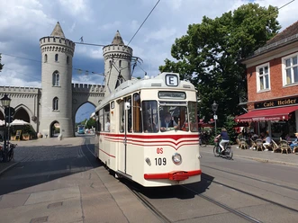Historische Straßenbahn Gothawagen 109 Eine historische Straßenbahn vor dem Nauener Tor in Potsdam