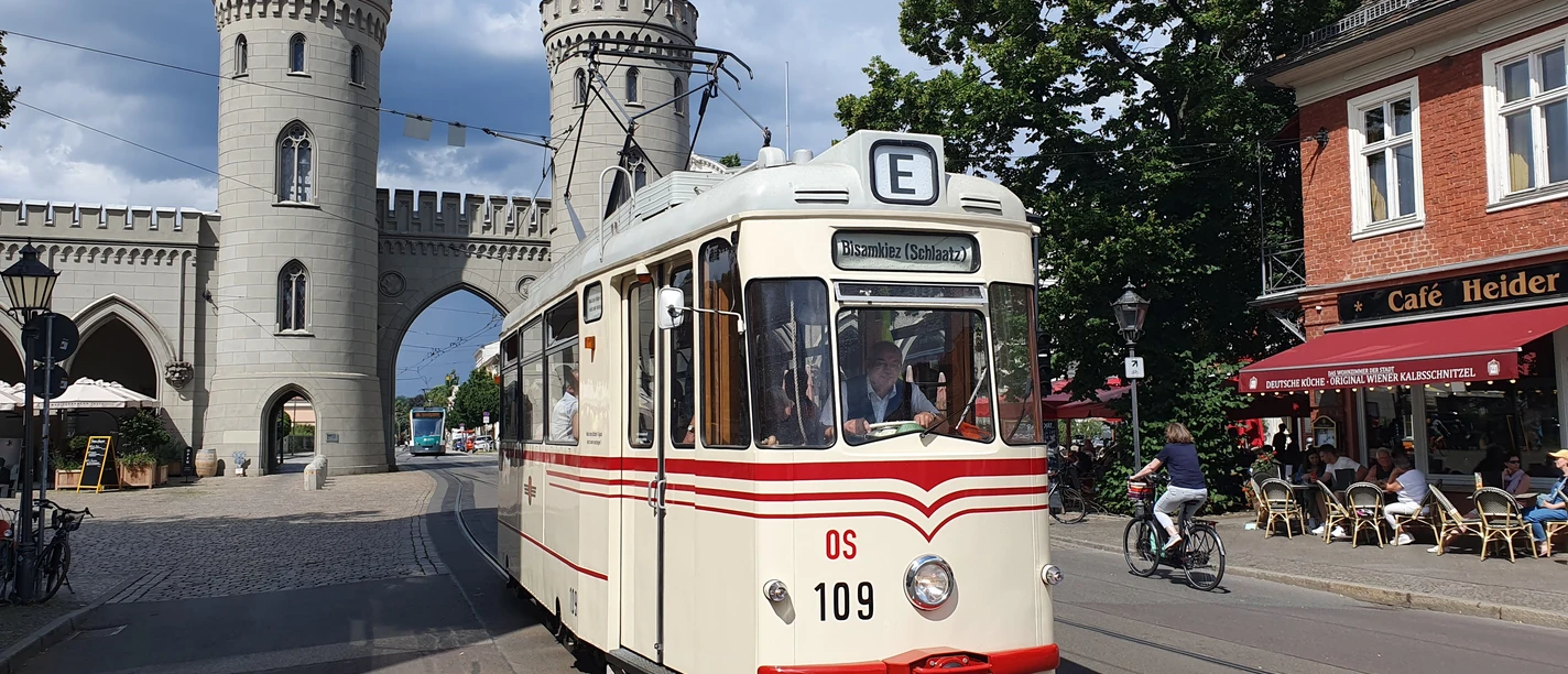 Historische Straßenbahn Gothawagen 109 Eine historische Straßenbahn vor dem Nauener Tor in Potsdam