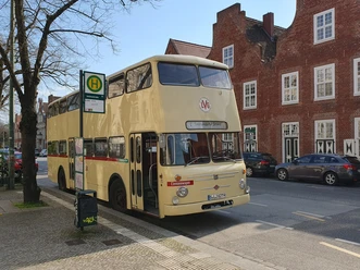 Historischer BVG-Doppeldecker Ein historischer Bus hält vor dem Holländischen Viertel in Potsdam.