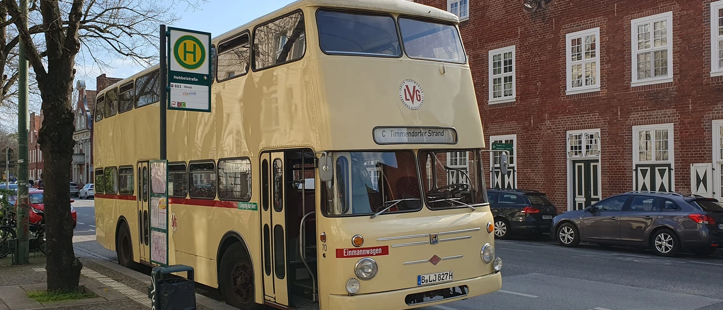 Historischer BVG-Doppeldecker Ein historischer Bus hält vor dem Holländischen Viertel in Potsdam.