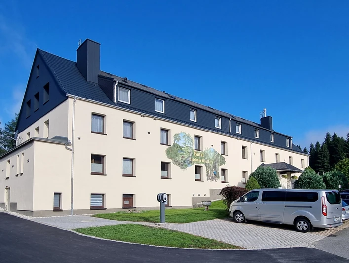 Unser Hotel im Sommer von der Ostseite