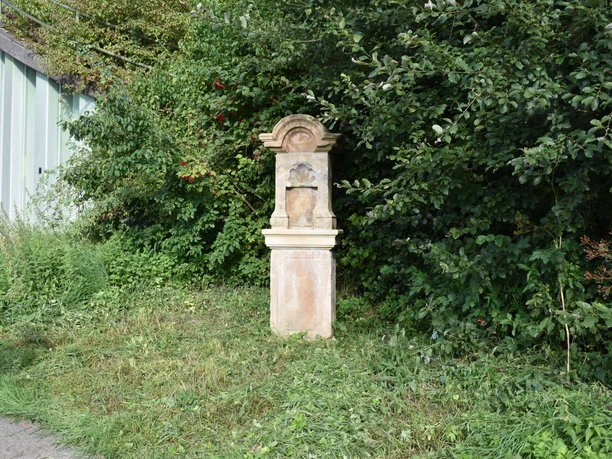 Die seltenen Doppelbildstöcke aus Stein in Neuenheerse haben auf Vorder- und Rückseite eine Nische