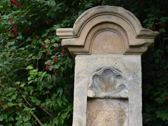 Nahaufnahme des seltenen Doppelbildstock in Neuenheerse mit der bekannten Nische.