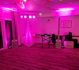 Tanzsaal mit Audiotechnik und rosanem Party-Licht