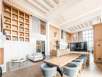 Hotellobby Helle Hotellobby im skandinavischen Stil mit hohen Decken, Holzmöbeln und großer Fensterfront