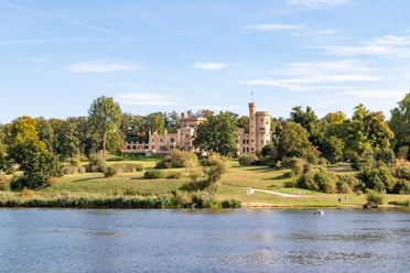 Blick auf Schloss Babelsberg Blick auf Schloss Babelsberg vom Wasser aus