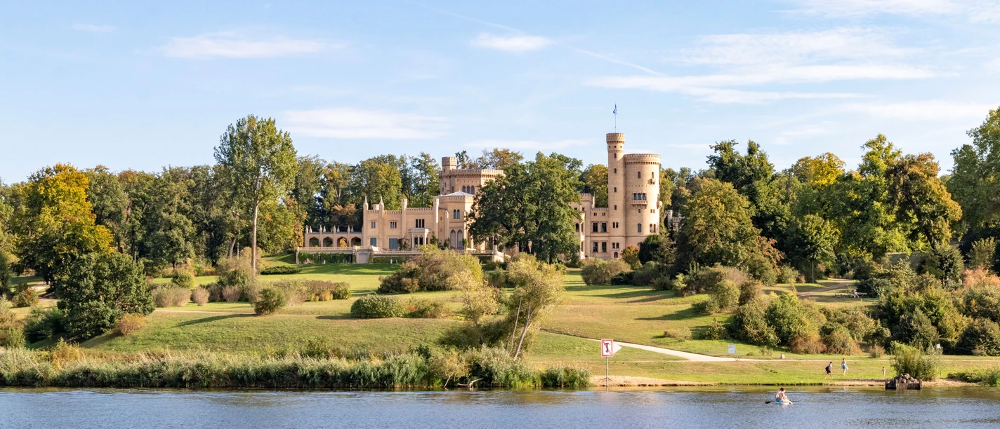 Blick auf Schloss Babelsberg Blick auf Schloss Babelsberg vom Wasser aus