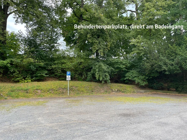 Parkeergarage voor gehandicapten Grote parkeerplaats voor gehandicapten