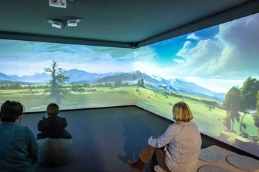 CDFRIEDRICHINSPIRIERT Besucher schauen sich ein digitales Panoramabild an.