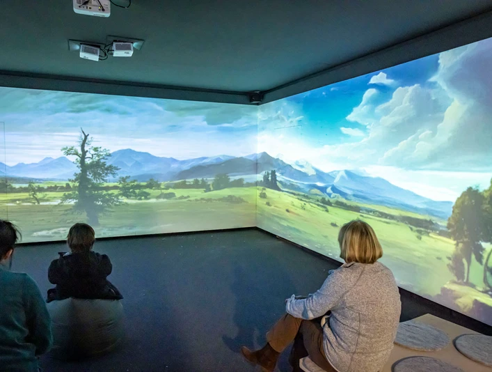 CDFRIEDRICHINSPIROVÁNO Besucher schauen sich ein digitales Panoramabild an. Visitors look at a digital panoramic image.Návštěvníci si prohlížejí digitální panoramatický snímek.Bezoekers bekijken een digitale panoramafoto.Odwiedzający oglądają cyfrowy obraz panoramiczny.I visitatori guardano un'immagine panoramica digitale.