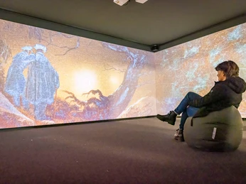 CDFRIEDRICHINSPIROVÁNO Eine Besucherin schaut sich ein digitales Panoramabild von Caspar David Friedrich an. A visitor looks at a digital panorama painting by Caspar David Friedrich.Návštěvník si prohlíží digitální panoramatický obraz Caspara Davida Friedricha.Een bezoeker bekijkt een digitaal panoramaschilderij van Caspar David Friedrich.Zwiedzający ogląda cyfrową panoramę autorstwa Caspara Davida Friedricha.Un visitatore osserva un dipinto panoramico digitale di Caspar David Friedrich.