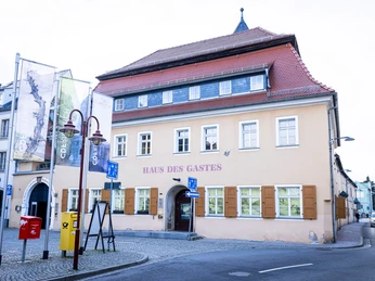 Haus des Gastes Das "Haus des Gastes", in dem die Ausstellung zu sehen ist. The "Haus des Gastes", where the exhibition can be seen."Haus des Gastes", kde je výstava k vidění.Het "Haus des Gastes", waar de tentoonstelling te zien is.Haus des Gastes", gdzie można oglądać wystawę.La "Haus des Gastes", dove si può visitare la mostra.