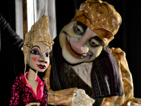 ambrella-figurentheater-der-eingebildete-kranke-2.jpg Zwei detailreiche Marionetten in einer Theaterszene aus „Der eingebildete Kranke“ von Molière.