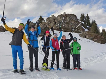 gefuehrte-schneeschuhtour-gruppe-gipfel-huerleni-diemtigtal.jpg