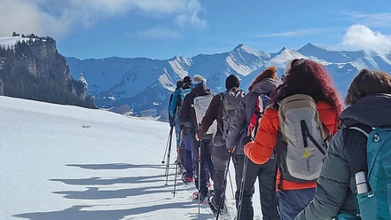 gefuehrte-schneeschuhtour-gruppe-unterwegs-rinderalp-diemtigtal.jpg