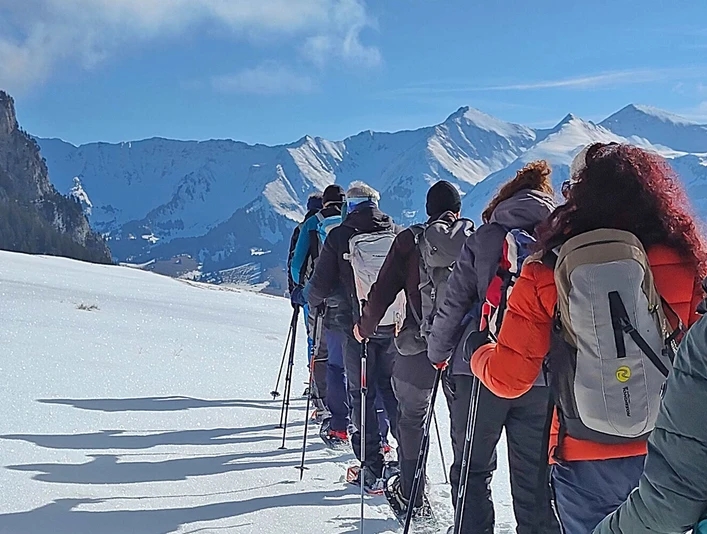 gefuehrte-schneeschuhtour-gruppe-unterwegs-rinderalp-diemtigtal.jpg