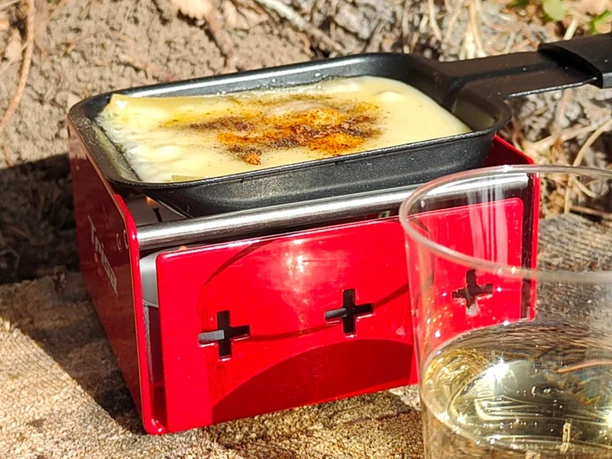 gefuehrte-schneeschuhtour-kleiner-raclette-ofen-weisswein.jpg