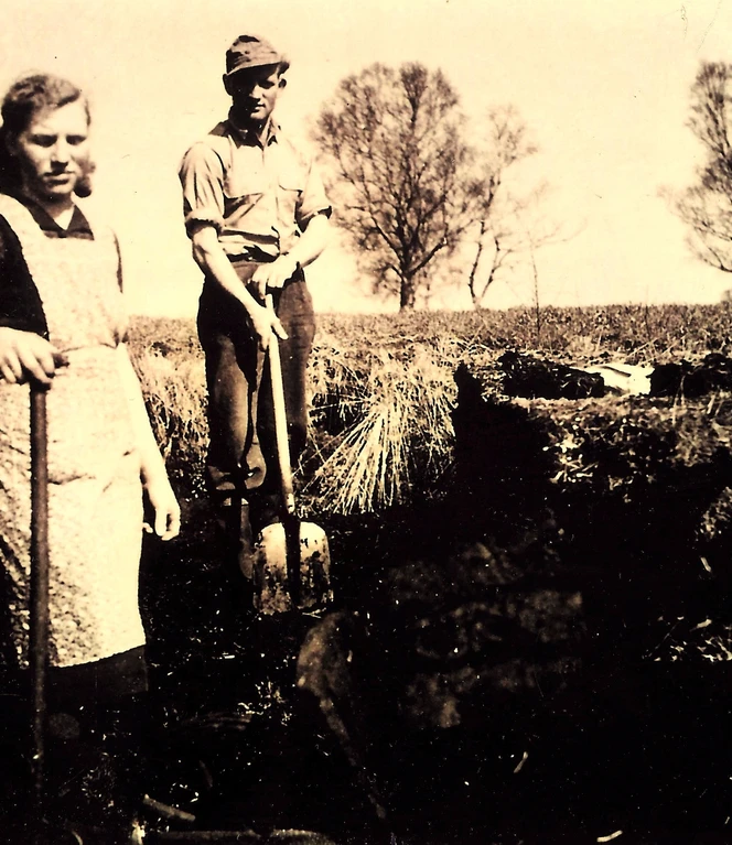 Bernd Kocks und seine Schwester Elisabeth um 1950 bei den Torfkuhlen. ©H. H. Bechtluft – Fotos Repro.jpeg