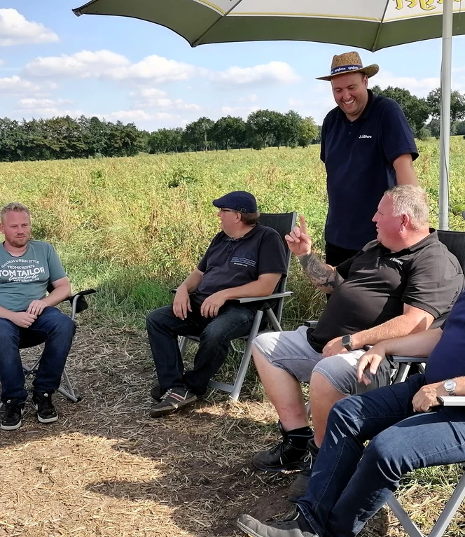Aktive des Oldtimertrecker-Clubs OTC Schöninghsdorf beim Fachsimpeln. ©H. H. Bechtluft – Fotos Repro.jpg