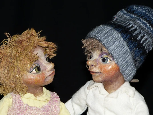 annes-buehne-der-prinz-mit-den-eselsohren-2.jpg Zwei handgefertigte Puppen blicken sich an, eine mit Strickmütze, die andere mit strubbligem Haar.