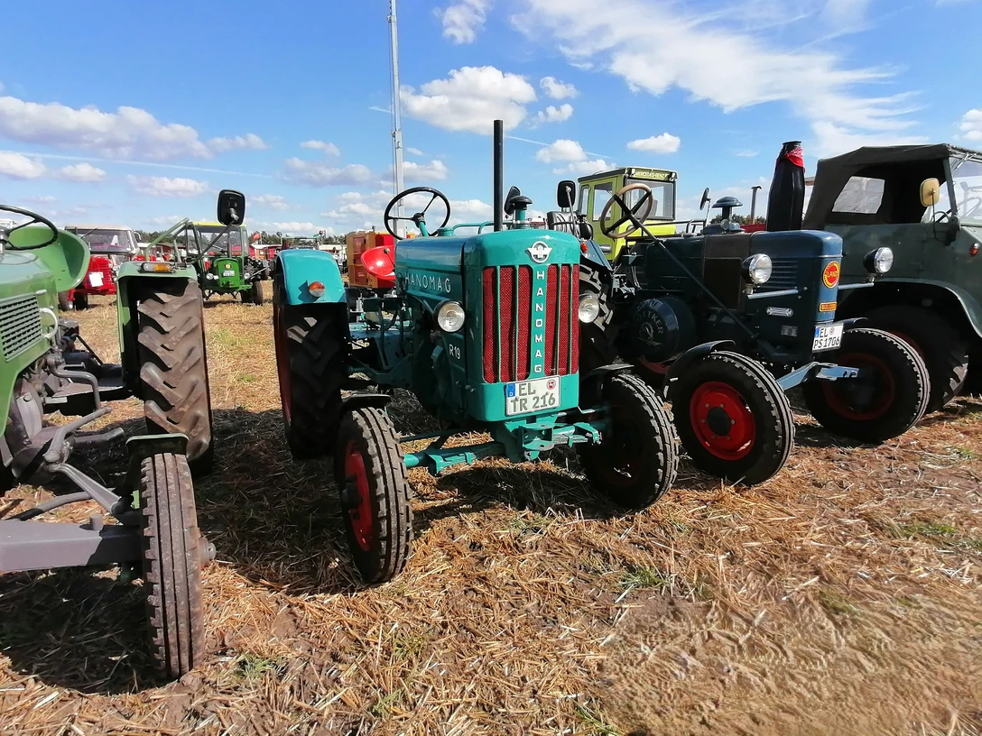 Trecker von Hanomag und Lanz gehörten zu den frühesten im Emsland. ©H. H. Bechtluft – Fotos Repro.jpg
