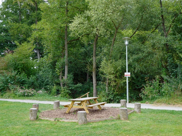 Sitzgelegenheit beim Natureinstieg in die Brucht