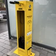 ADAC Radservice-Station Radservice-Station aus leuchtend gelbem Stahl mit Werkzeughalterung und QR-Codes.