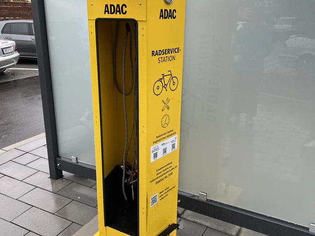 ADAC Radservice-Station Radservice-Station aus leuchtend gelbem Stahl mit Werkzeughalterung und QR-Codes.