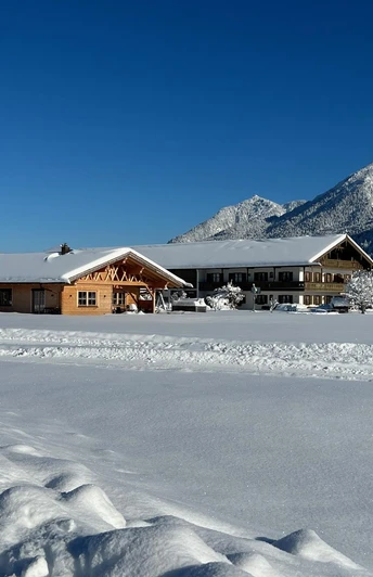 Winterlandschaft mit Loipe am Hof