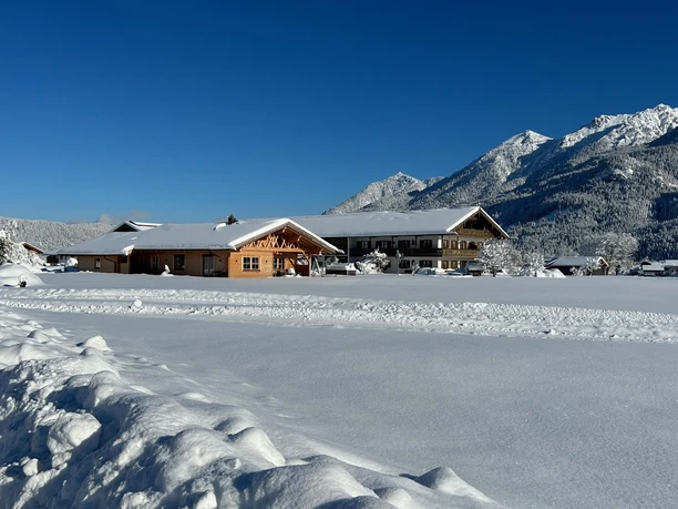 Winterlandschaft mit Loipe am Hof
