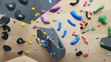 boulder-und-kletterhalle-orbit-wilderswil-frau-kletterwand.jpg