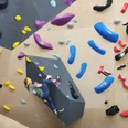 boulder-und-kletterhalle-orbit-wilderswil-frau-kletterwand.jpg