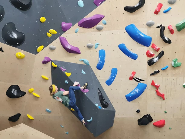 boulder-und-kletterhalle-orbit-wilderswil-frau-kletterwand.jpg