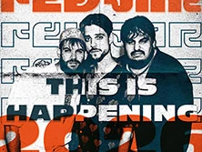 Musikertrio in lässiger Pose vor einer grafischen Wand mit Schriftzügen, verkündet Tour für 2024.