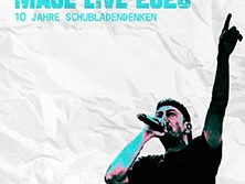 Ein Sänger tritt auf einer Bühne auf, in der linken Hand ein Mikrofon, rechte Hand hochgestreckt.