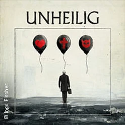 Cover des Albums "Unheilig" mit einem Mann, der auf einer nassen Straße gehend zu sehen ist.