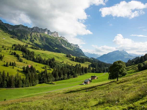 Die Finishütte-Kapelle, dahinter ragt die Schändelifluh in die Höhe