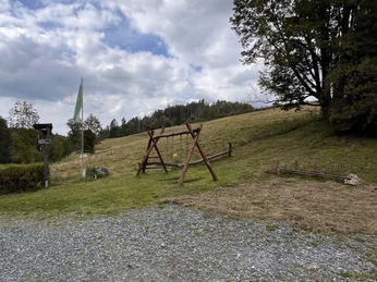 kleiner Spielplatz an der Hütte