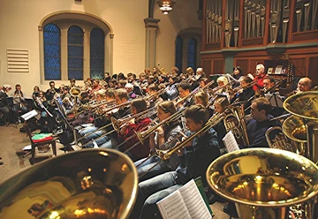 Posaunenbläser spielen in einer Kirche
