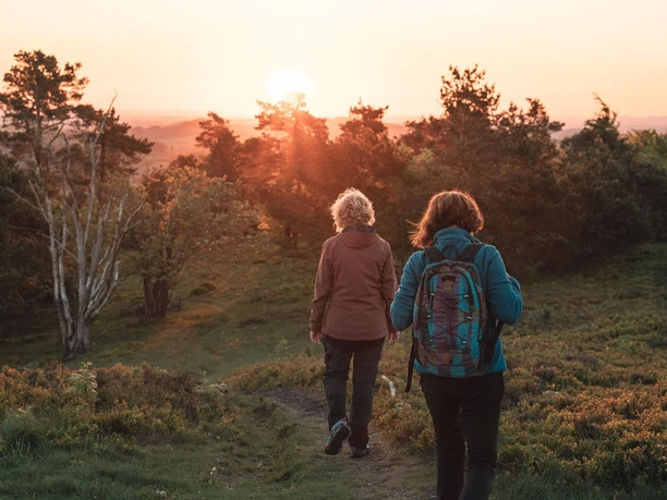 2 Frauen wandern bei Sonnenuntergang 2 Frauen wandern bei Sonnenuntergang