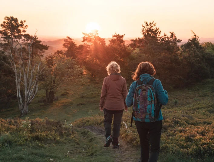 2 Frauen wandern bei Sonnenuntergang 2 Frauen wandern bei Sonnenuntergang