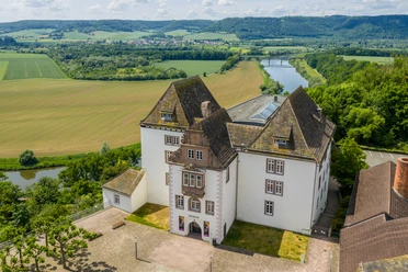 Fuerstenberg-Museum-Schloss-Fuerstenberg-Teutoburger-Wald-Stadt-Hoexter-D-Ketz-148-CC-BY-SA.jpg Luftaufnahme vom Schloss Fürstenberg, einem barocken Gebäude nahe der Weser im Teutoburger Wald.