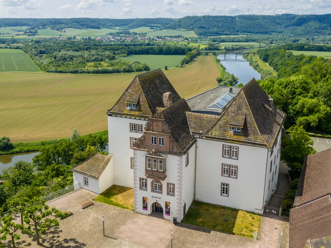 Fuerstenberg-Museum-Schloss-Fuerstenberg-Teutoburger-Wald-Stadt-Hoexter-D-Ketz-148-CC-BY-SA.jpg Luftaufnahme vom Schloss Fürstenberg, einem barocken Gebäude nahe der Weser im Teutoburger Wald.