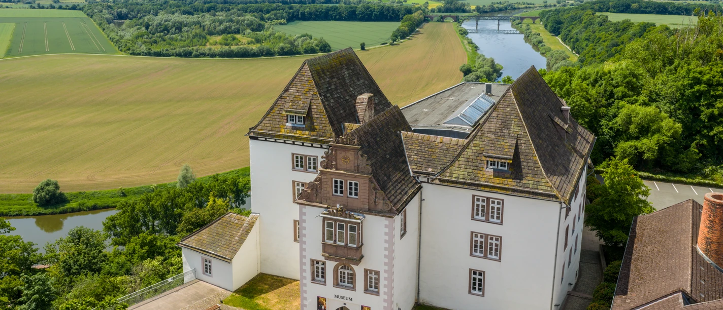 Fuerstenberg-Museum-Schloss-Fuerstenberg-Teutoburger-Wald-Stadt-Hoexter-D-Ketz-148-CC-BY-SA.jpg Luftaufnahme vom Schloss Fürstenberg, einem barocken Gebäude nahe der Weser im Teutoburger Wald.